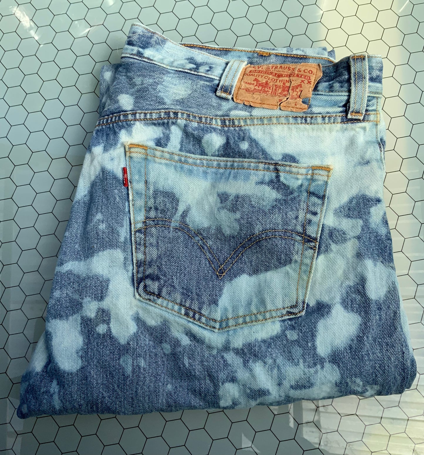 Blue Acid wash Levi’s Denim- 501 40x30 - size 18